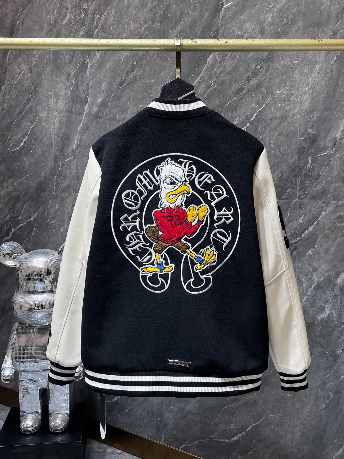 P436 Chrome Hearts 🍁Winter clothing is here🍁 Sanskrit Angry Birds woolen leather sleeves spliced ​​with baseball embroidery cotton jacket, heavy embroidery ➕ both sleeves and the whole leather. Counter synchronization, heavy industry! ! Customized woolen fabric, silk lining, customized hardware, not the ordinary version on the market! ! 🌈Recommended color: black and white color matching🌈Code number: S, M, L, XL